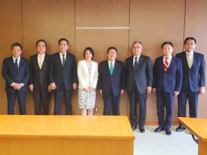 徳島市長と市長を中央に6名の関係者が横一列に並んでいる写真