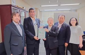 市長含む宮古市の関係者4名と稲田雅裕港湾局長が横一列に並び、市長と稲田雅裕港湾局長が要望書を持っている写真