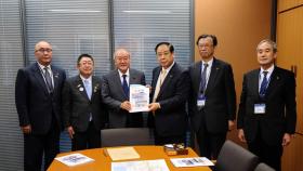 議員室で鈴木俊一衆議院議員に道路の整備促進の要望書を渡しているところに同行した市長を含めた岩手県道路整備促進期成同盟会10団体の方も並んで6人で撮影した写真