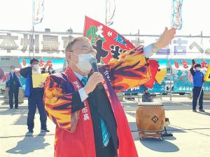 宮古港から出港する客船「にっぽん丸」に向かって、宮古水産高校太鼓部のメンバーによる宮水太鼓の演奏が響き渡るなか、関係者や法被を着た市長が手を振って見送っている写真