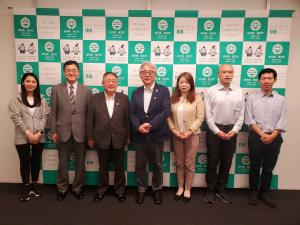 宮古市のバックパネルの前で、松尾教授を中央に市長や5名の関係者の方々が横一列に並んでいる写真