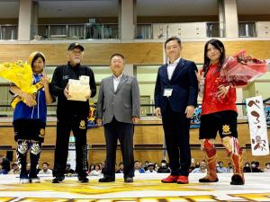 リング上で市長と内館盛岡市長と男性、花束を持った女性2名の選手が並んで撮影した写真