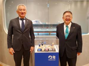 株式会社カーニバル・ジャパンを訪問して堀川悟代表取締役社長と並んで記念撮影をしている市長の写真