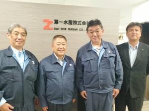市長と第一水産株式会社の関係者の方々が写る記念写真