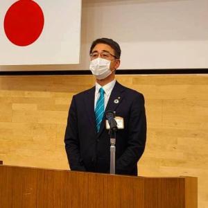 檀上に立つ桐田副市長が挨拶を行っている様子をアップで撮影した写真