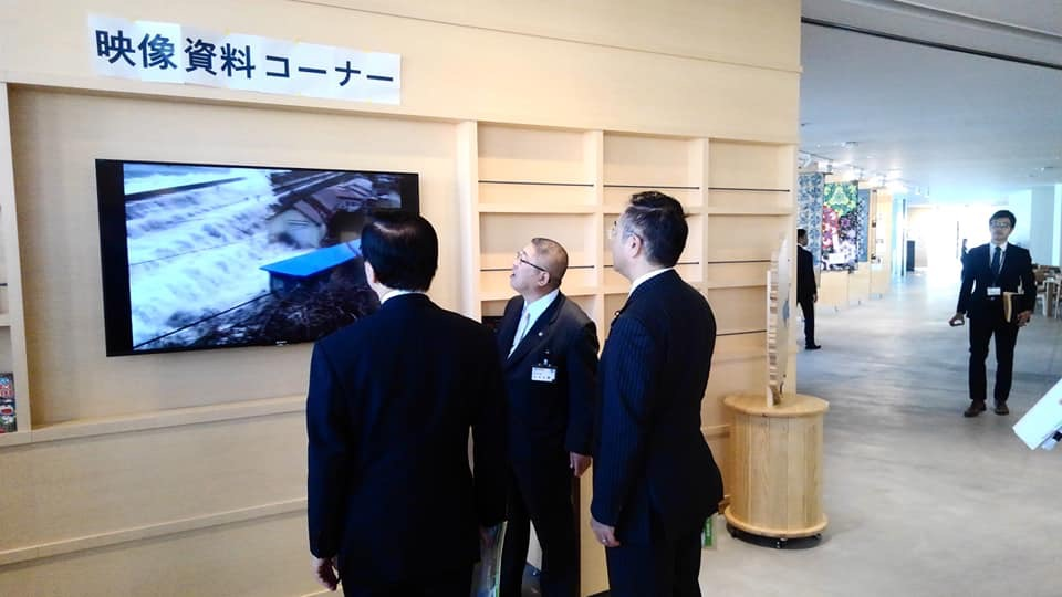 津波の様子が写された画面を見ている市長と渡辺博道復興大臣、安藤裕復興大臣政務官(兼内閣府大臣政務官)の写真
