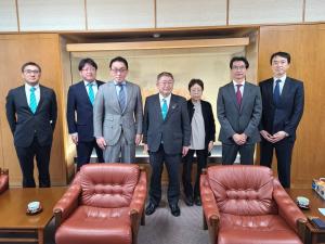 市長、他関係者の方々3人と株式会社辰巳商会の西豊樹代表取締役社長、西野敏取締役、白石徹社長室長と並んで撮影した写真