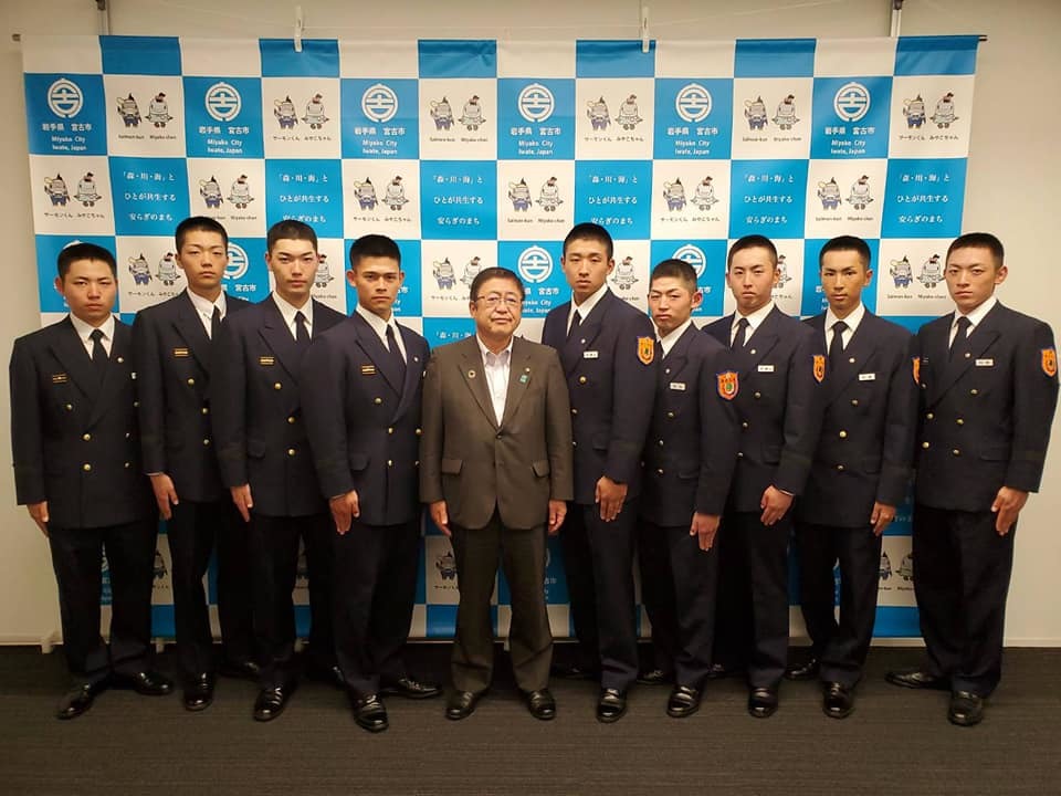 市長と新規採用された消防職員が横一列に並ぶ記念写真