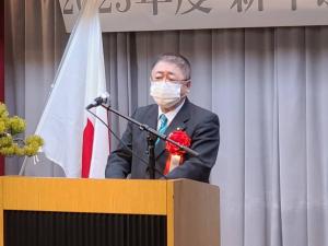 市長が演壇に立ち、マイクに向かって話をしている写真