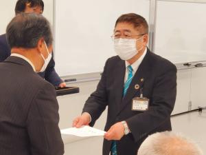 市長が委員の方に委託状を交付している写真