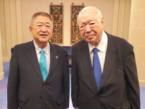 伊藤裕康代表取締役会長兼CEOと並んで写る市長の記念写真