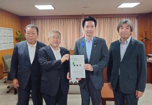 市長含む宮古市の関係者3名と長峯誠経済産業大臣政務官が横一列に並び、市長と長峯誠経済産業大臣政務官が要望書を持っている写真