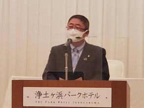 浄土ヶ浜パークホテルと書かれたボードの演台で市長が式辞を述べている写真