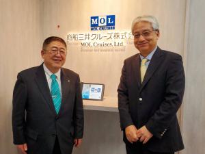 商船三井クルーズ株式会社を訪問して上野友督代表取締役社長と並んで記念撮影をしている市長の写真