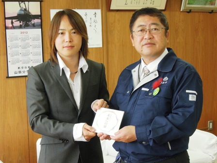 応接室で、市長と金野貴明さんが二人で「未来への扉」のCDを手に持つ写真