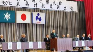 横断幕の張られたステージの壇上で、市長が挨拶を行っている写真