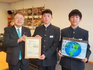 市長に崎山生徒会の男子生徒2名がトルコ・シリア地震救援金の伝達をしている写真