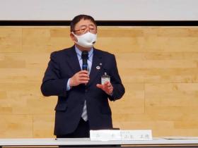 市長が協議会の自席で立ち、生徒確保への取り組みなどについて、意見を述べている写真