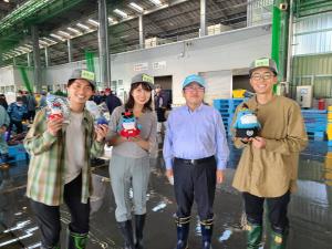 魚市場で市長が岩手朝日テレビの番組収録中の天津木村さん、石田瑠美子アナウンサー、前田拓磨アナウンサーと並んで撮影した写真