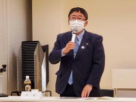 市長が議長と書かれたプレートの席に立ち、発熱患者の対応について、意見を述べている写真