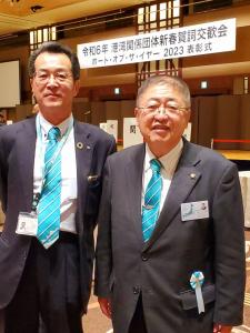 宮古市の担当者と市長が同じ水色のネクタイをして港湾関係団体新春賀詞交歓会に出席したときの記念撮影の写真