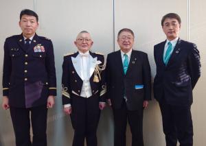 市長と副市長が制服姿の陸上自衛隊第9音楽隊の2人と並んでいる写真