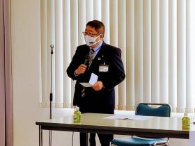 市長が公社定期株主総会の自席で立ち、シートピアなあどの事業報告や事業計画を述べている写真