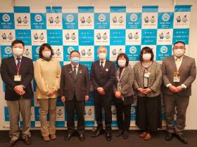 いわて生活協同組合の6人と市長が並んで撮影した写真