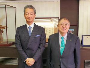 ホクヨープライウッド株式会社の社内で井上篤博代表取締役社長と市長が並んで記念撮影をしている写真