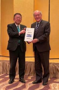 要望書を一緒に手に持ち正面に掲げている様子の市長と男性の写真