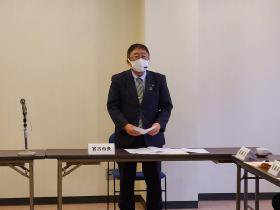 市長が公社定期株主総会の自席で立ち、ゆったり館の事業報告や事業計画を述べている写真