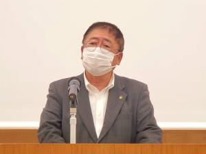 市長が壇上に立ち、話をしている様子の写真