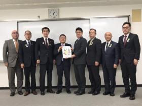 市長が三陸国道事務所の方に要望書を渡しているところに他の道路関係4団体の方々が整列して8人で撮影した写真
