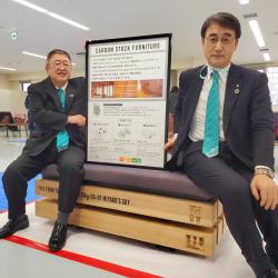宮古の木材を再利用して作られたベンチに市長と副市長がパネルを持って座っている写真