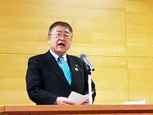 演台に置かれたスタンドマイクの前で話している市長の写真