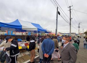 市長が元気市に参加している出店を、見ている写真
