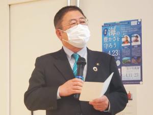 左手に紙を持ち、右手にマイクを持って話をしている様子の市長の写真