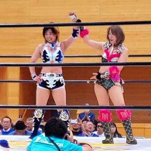 MIRAI選手と相手選手がリングの上で片方の手を取り合って上に掲げて立っている写真
