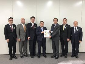 市長が南三陸国道事務所の方に要望書を渡しているところに他の道路関係4団体の方々が整列して7人で撮影した写真