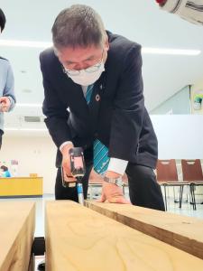 市長が道具を使って、ベンチを制作している写真