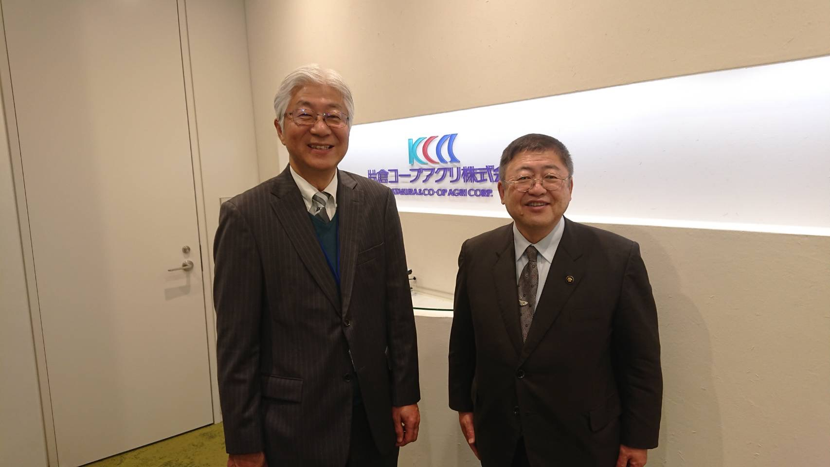 挨拶に訪れた片倉コープアグリ株式会社の建物内で、野村豊代表取締役社長と市長が笑顔で並んでいる写真