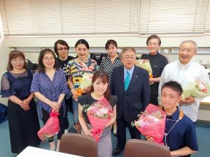 市長とコンサートに参加した演奏家の方々が花束を持って写っている記念写真