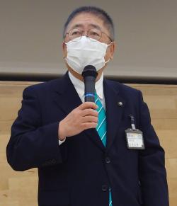 マイクを持って話をする市長の写真