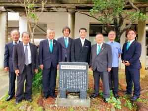 石碑が設置された後方に市長や多良間村役場の関係者の方々が横一列に並んでいる記念写真