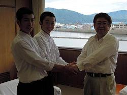 制服姿の男子中学生二人が、市長と握手をしている写真