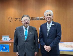 模型が設置されたアジア航測株式会社の受付前で、小川紀一郎取締役会長と市長が並んでいる写真
