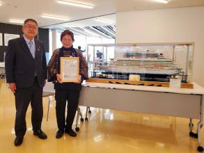 客船模型を寄贈した佐々木ウメさんが感謝状を持ち、市長と寄贈した客船模型と撮影した写真