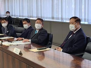 前橋市役所の会議室で市長会の方々が着席している視察研修の様子の写真