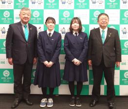 市長と他の市職員の間に成果発表をした宮古商工高等学校の代表の女子生徒2名が並んで撮影した写真