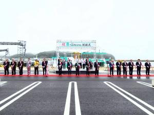 遊覧船「宮古うみねこ丸」の前にレッドカーペットが敷かれ、関係者が横一列に並んでテープカットが行われている写真